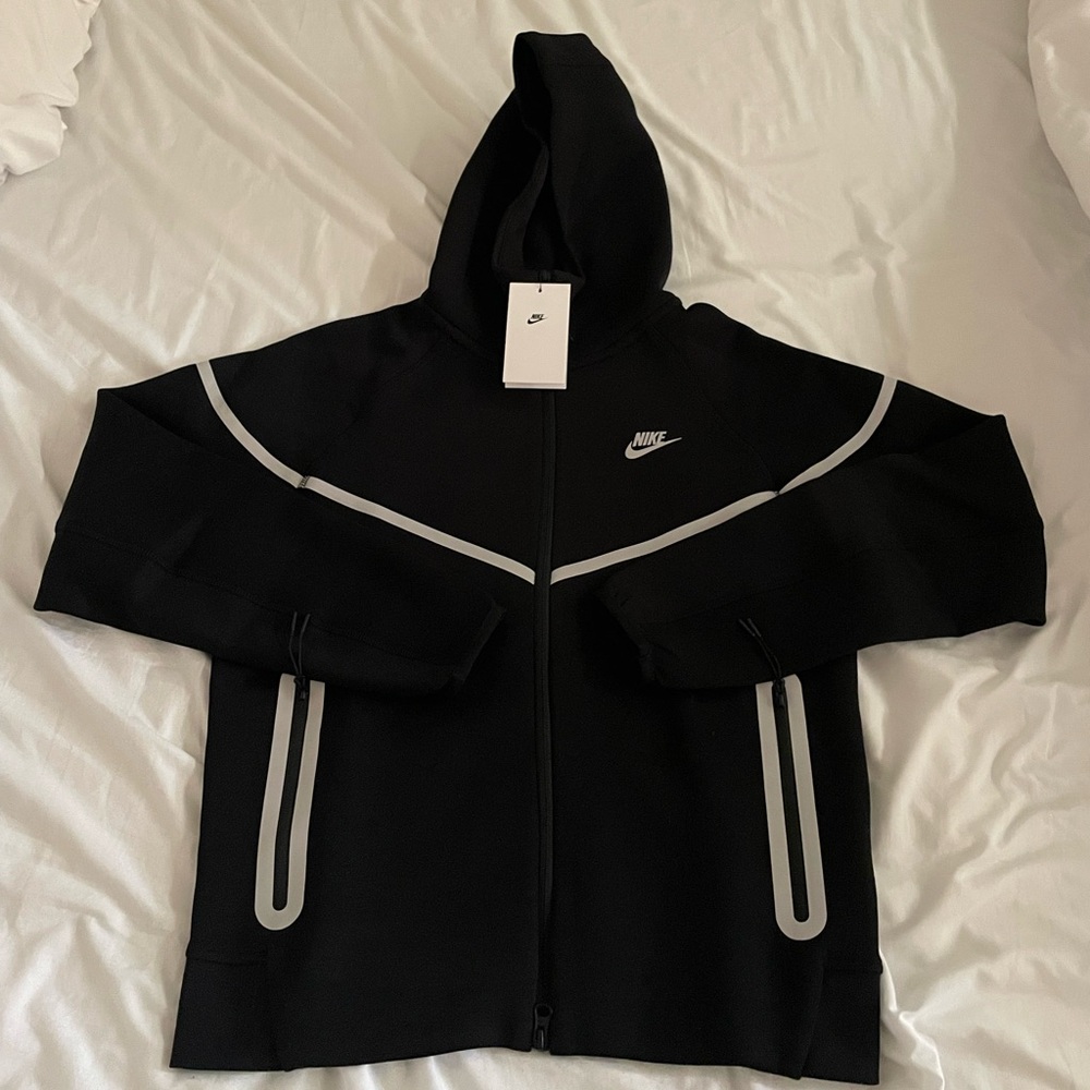 NIKE TECH REFLECTIVE HOODIE
SIZE MEDIUM FITS SMALL